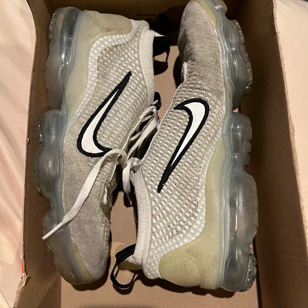 Nike VaporMax Flyknit in Gray and White